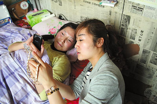 刘晨手把手教任妮妮如何使用手机进行微电商操作